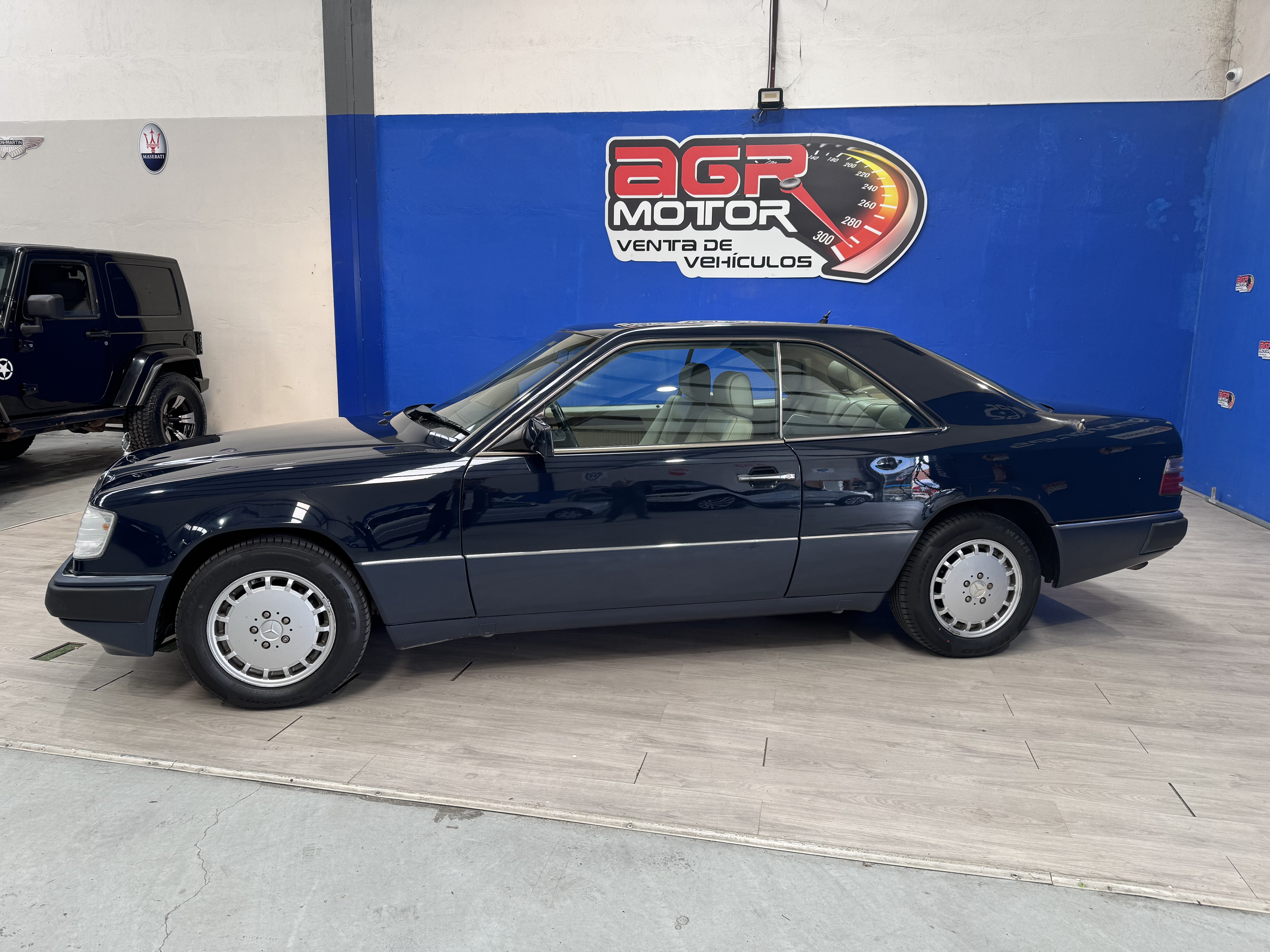 MERCEDES-BENZ 300 CE 24 v